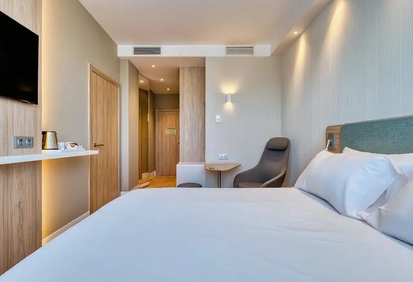 Hotelli Holiday Inn Express Madrid Airport, An Ihg