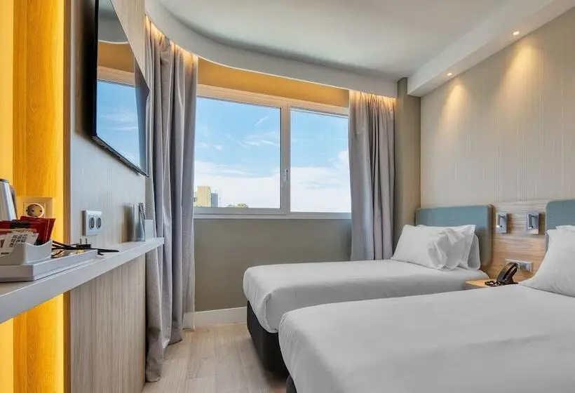 Hotelli Holiday Inn Express Madrid Airport, An Ihg