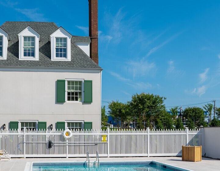 בית מלון כפרי Canoe Place Inn & Cottages