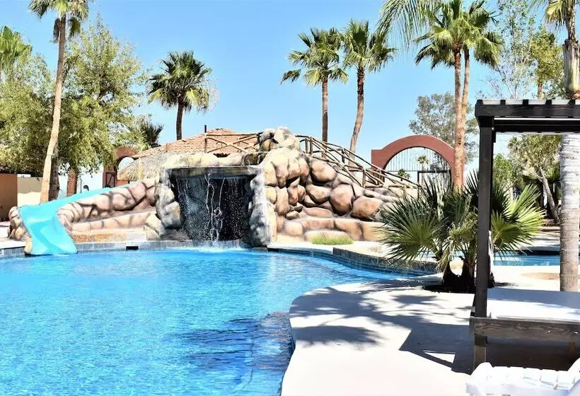 Hotelli Hacienda Monarcas Resort