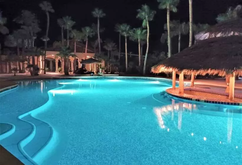 Hotelli Hacienda Monarcas Resort