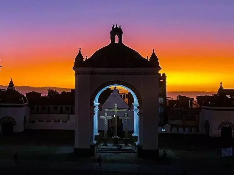هتل Mia Posada Copacabana