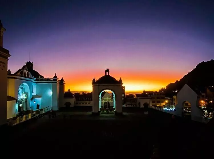 هتل Mia Posada Copacabana