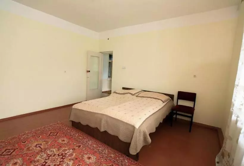 ペンション Poqr Tagh