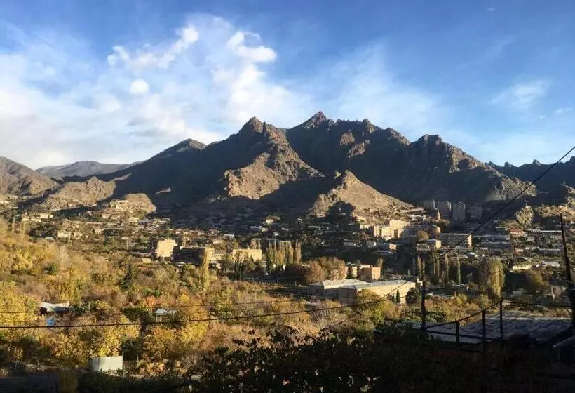 ペンション Poqr Tagh