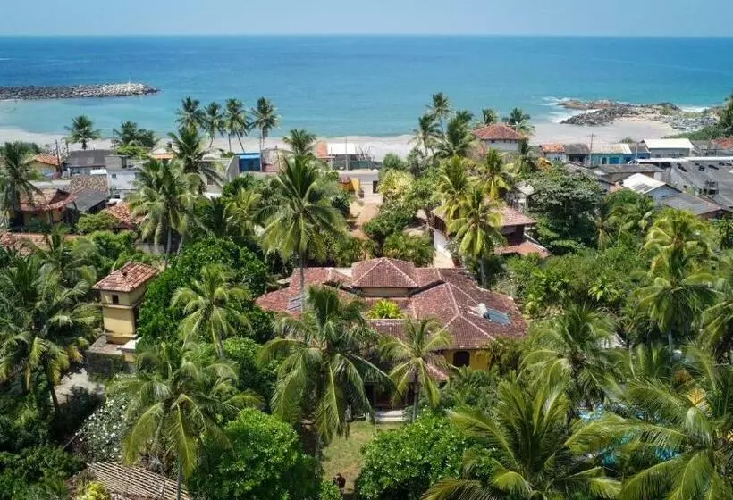 Hotelli Jim S Beach Villas