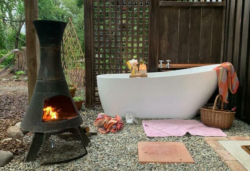 Bed and Breakfast Quail Farm, Colonial Charm