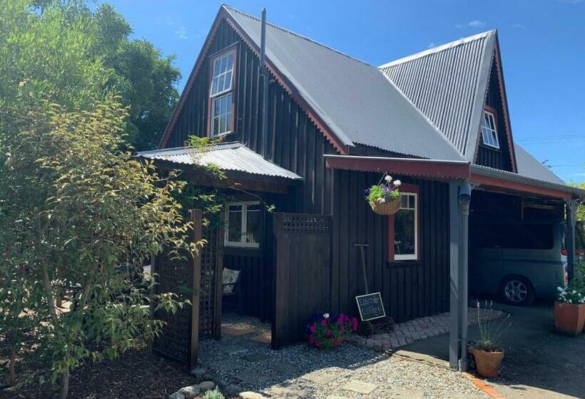 Bed and Breakfast Quail Farm, Colonial Charm