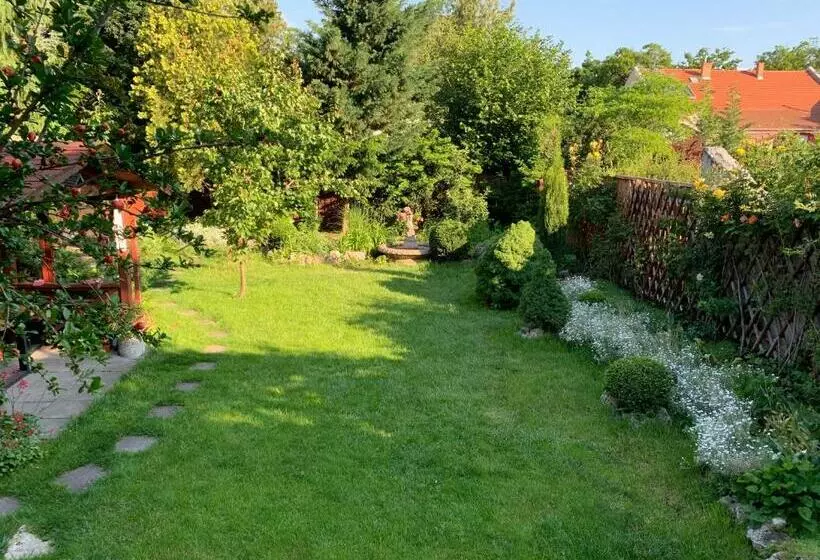 پانسیون Quiet Room In Budapest Near Airport With Free Parking
