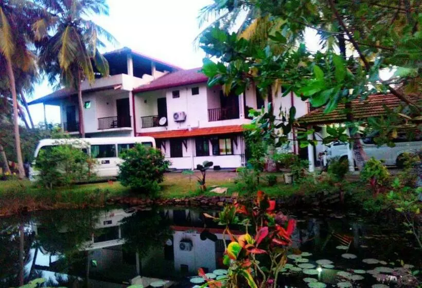 Hotelli Lagoon Villa