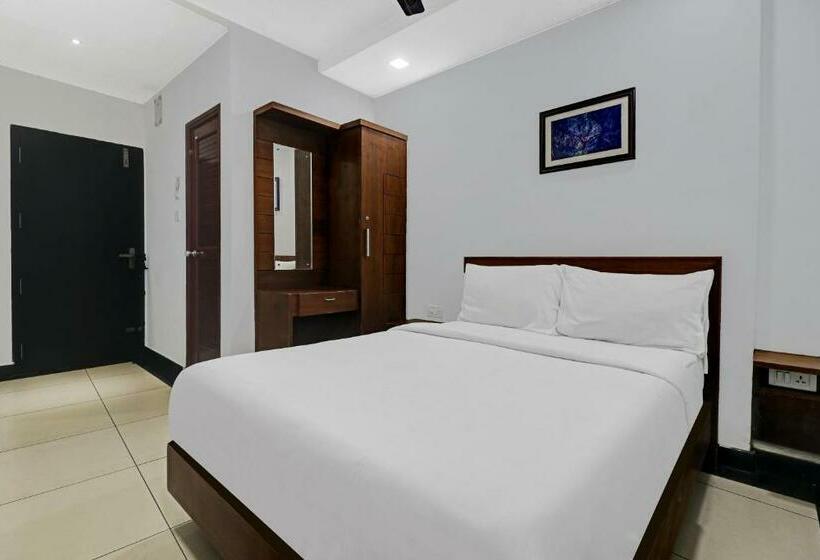 בית מלון כפרי Oyo Townhouse 595 Majestic Inn