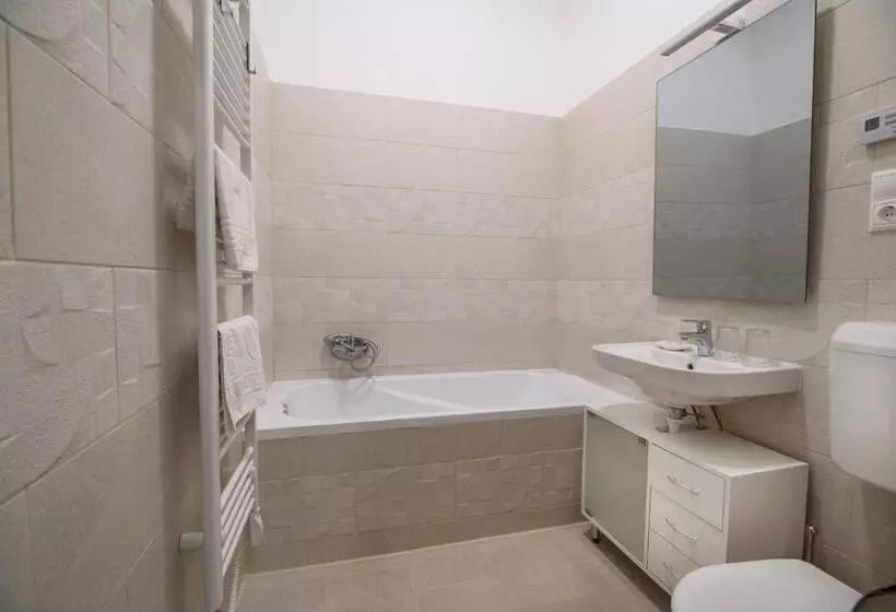 ベッドアンドブレックファースト Szobi Malomkert Fogadó