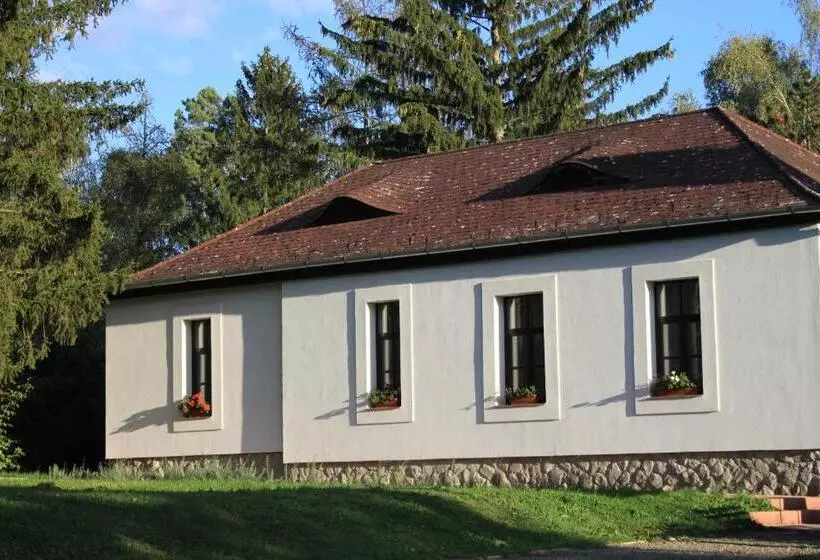 ベッドアンドブレックファースト Szobi Malomkert Fogadó