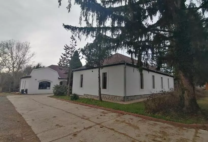 ベッドアンドブレックファースト Szobi Malomkert Fogadó