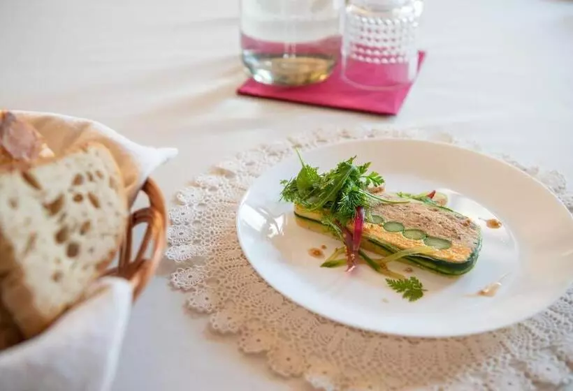 ベッドアンドブレックファースト Szobi Malomkert Fogadó