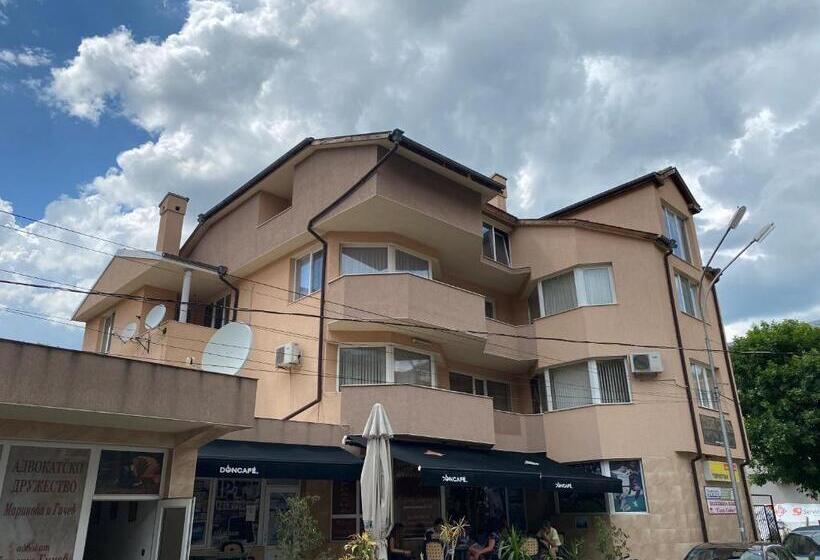 پانسیون стаи за гости маринови