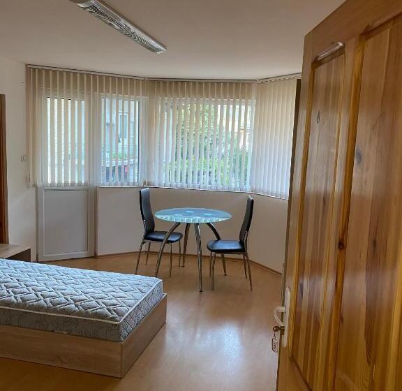 پانسیون стаи за гости маринови