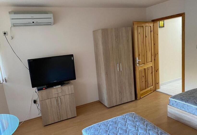 پانسیون стаи за гости маринови