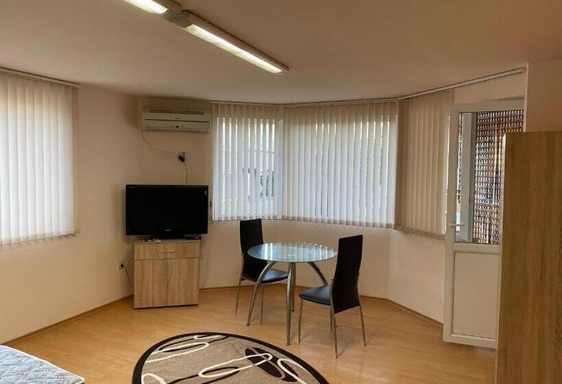 پانسیون стаи за гости маринови