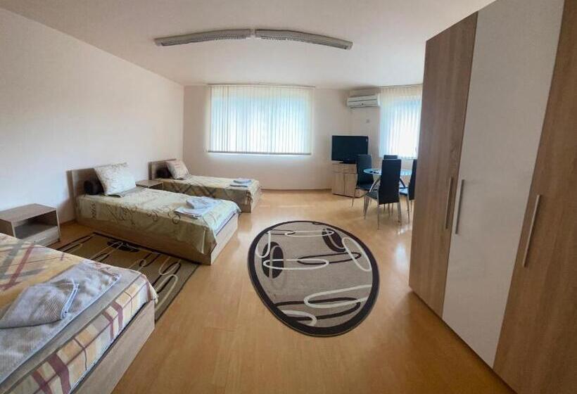 پانسیون стаи за гости маринови