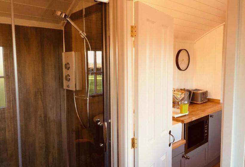 Bed and Breakfast Somerleyton Meadows   The Hideaway Hut & Hot Tub