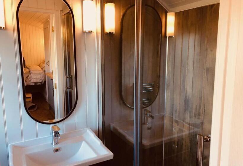 Bed and Breakfast Somerleyton Meadows   The Hideaway Hut & Hot Tub