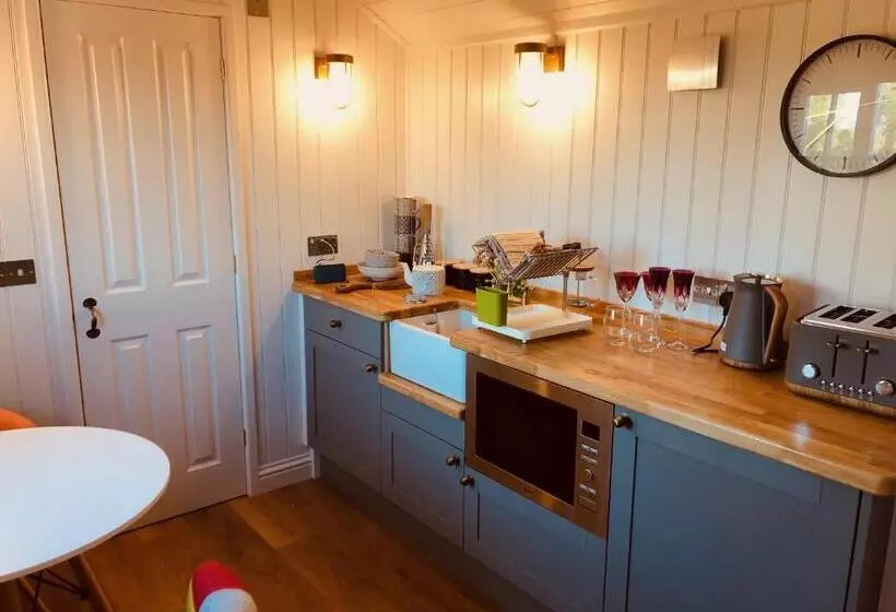Aamiaismajoitus (B&B) Somerleyton Meadows   The Hideaway Hut & Hot Tub