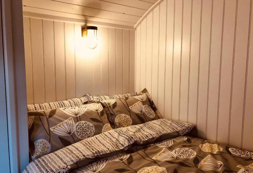 Bed and Breakfast Somerleyton Meadows   The Hideaway Hut & Hot Tub