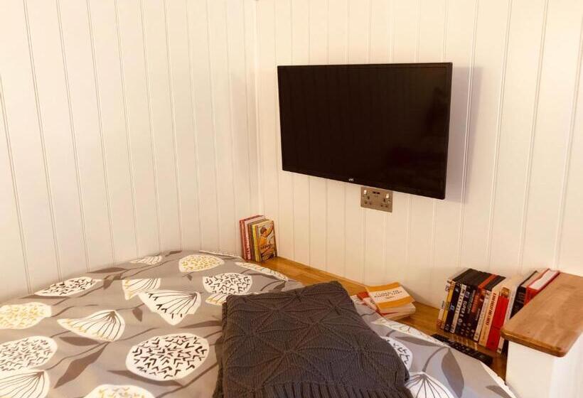 Bed and Breakfast Somerleyton Meadows   The Hideaway Hut & Hot Tub