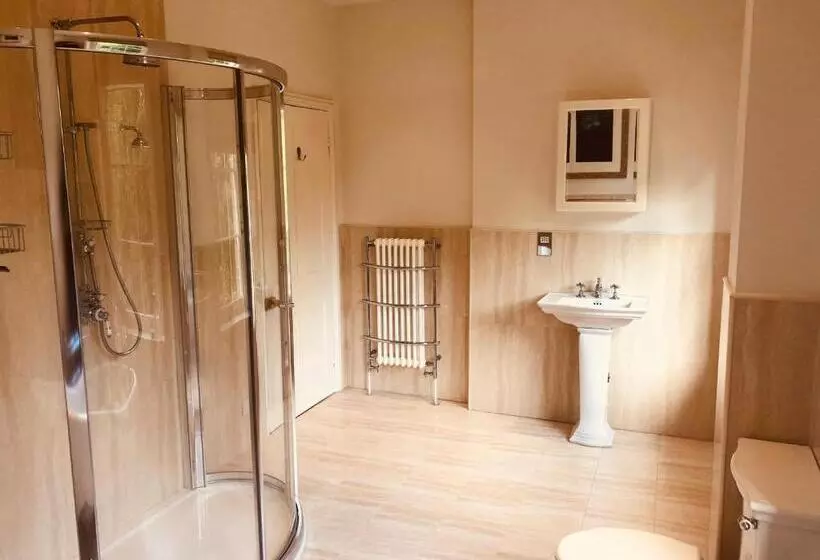 Aamiaismajoitus (B&B) Somerleyton Meadows   The Hideaway Hut & Hot Tub
