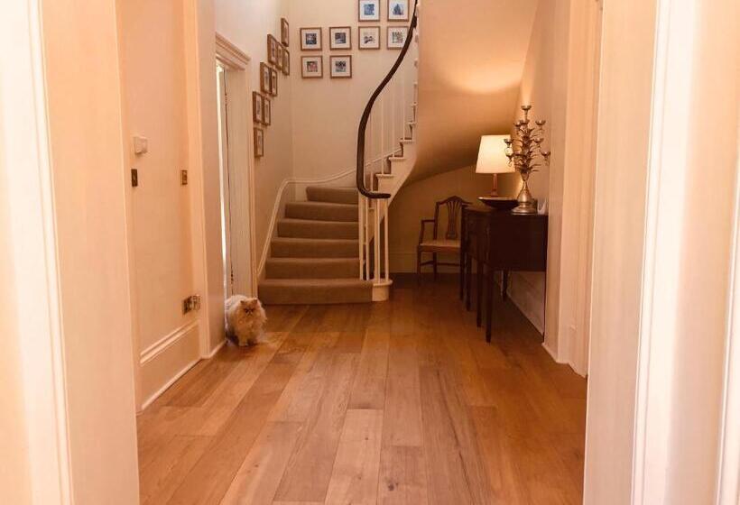 Bed and Breakfast Somerleyton Meadows   The Hideaway Hut & Hot Tub