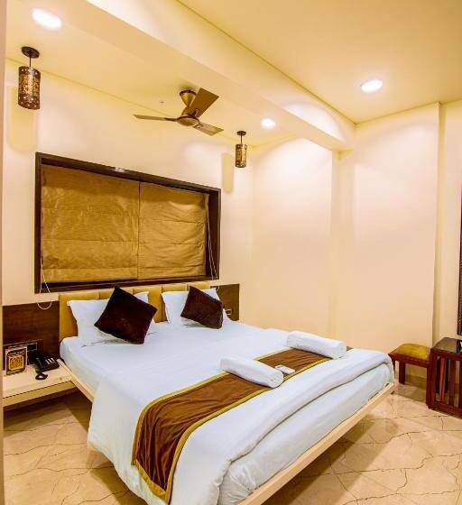 La Hotel Metro Near Bkc