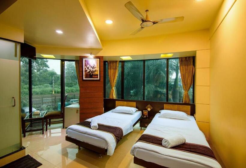 La Hotel Metro Near Bkc