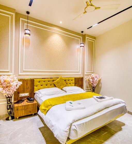 La Hotel Metro Near Bkc