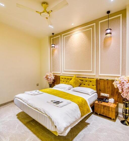 La Hotel Metro Near Bkc