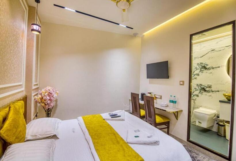 La Hotel Metro Near Bkc