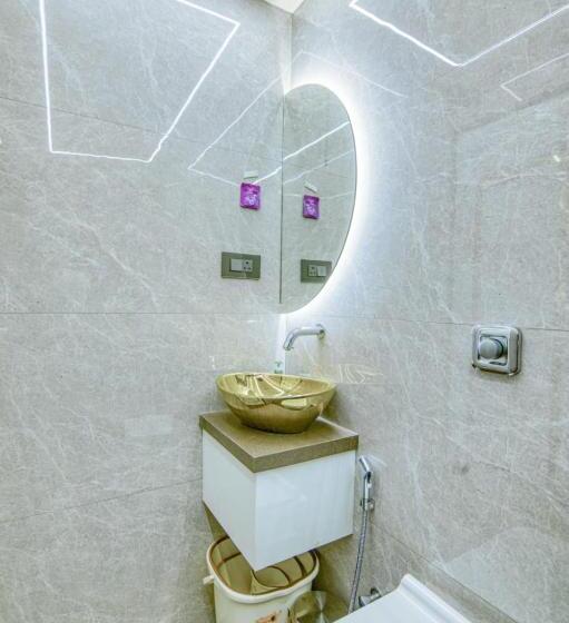 La Hotel Metro Near Bkc