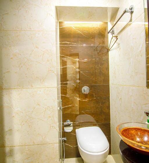 La Hotel Metro Near Bkc