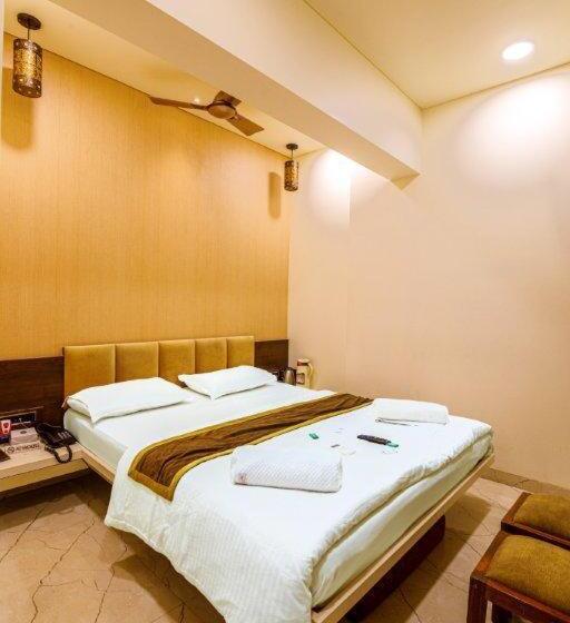 La Hotel Metro Near Bkc