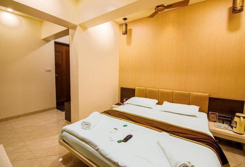 La Hotel Metro Near Bkc