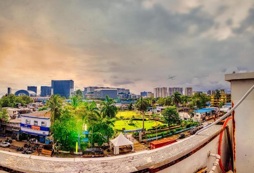 La Hotel Metro Near Bkc