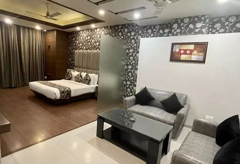 Hotel Narulas Aurrum