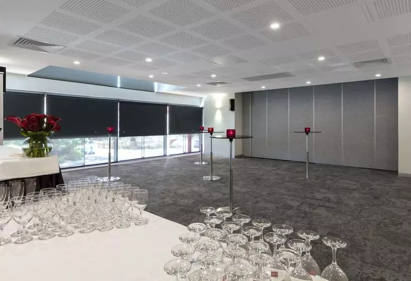 Отель Oaks Darwin Elan