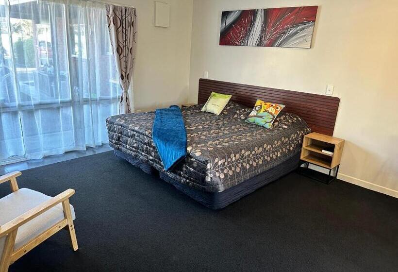 Red Rock Thermal Motel   Mineral Pool