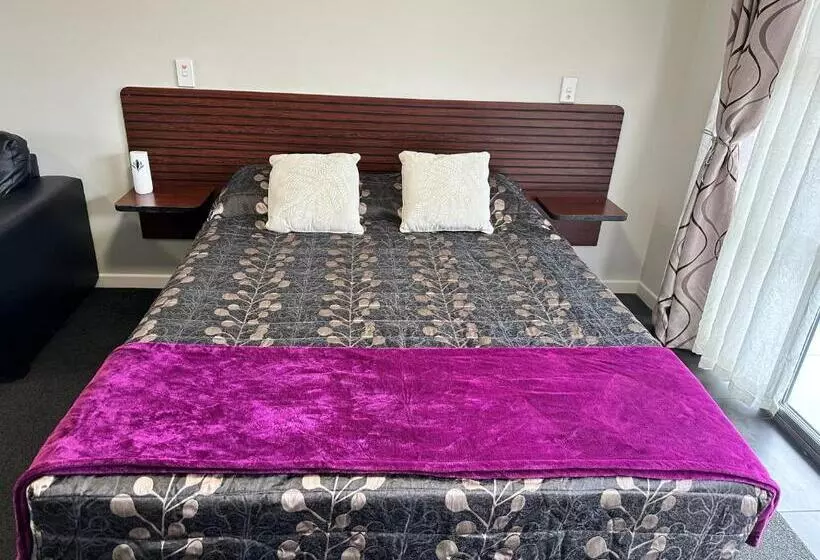 Red Rock Thermal Motel Mineral Pool