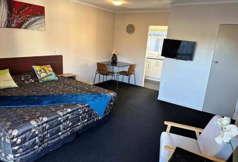 Red Rock Thermal Motel Mineral Pool