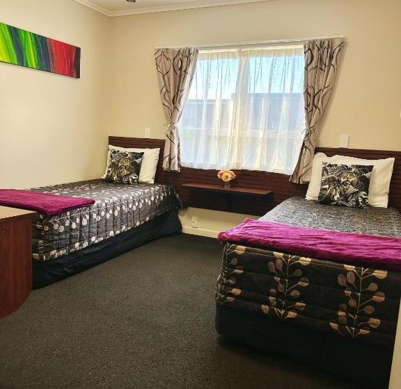 Red Rock Thermal Motel   Mineral Pool