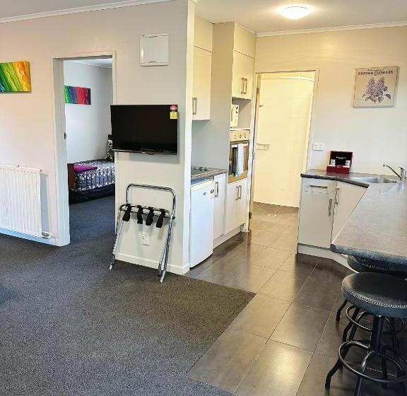 Red Rock Thermal Motel   Mineral Pool