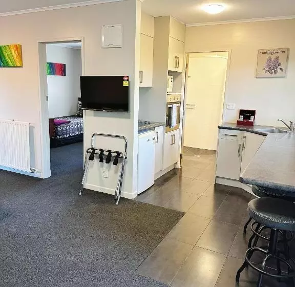 Red Rock Thermal Motel Mineral Pool