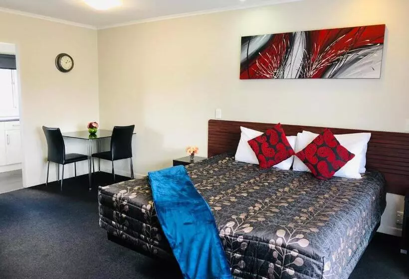 Red Rock Thermal Motel Mineral Pool